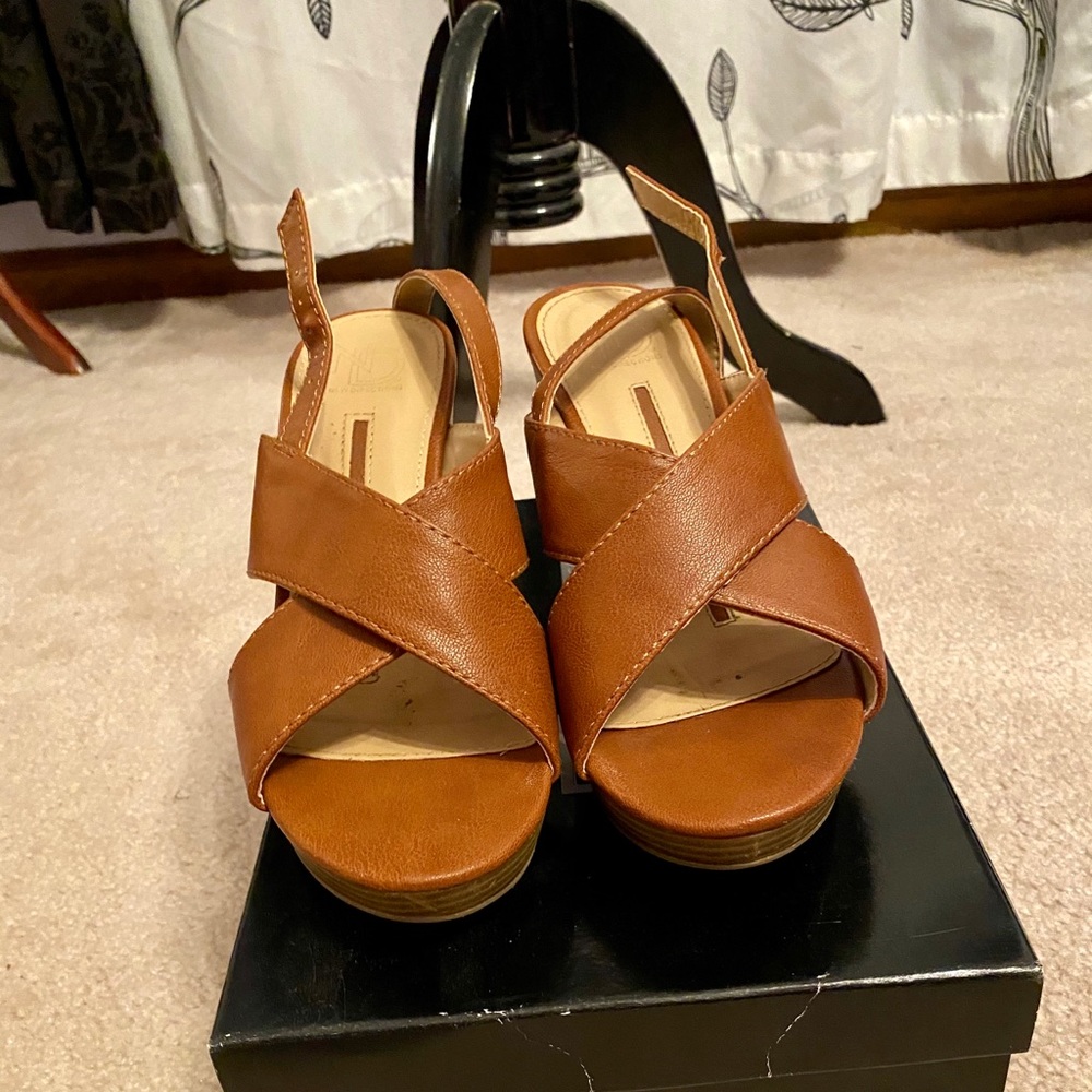 Super cute brown wedges